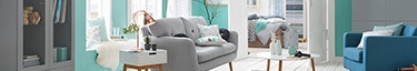 Modernes Wohnzimmerdesign mit grauem Sofa und blauen Akzenten, einladend und stilvoll.