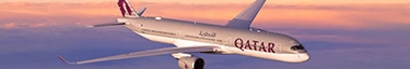 Moderner Qatar Airways Jet im Sonnenuntergang, elegantes Reisen mit Komfort und Stil.