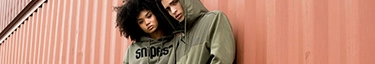 Stylische Hoodies vor urbaner Kulisse - Entdecke den modernen Streetwear-Look!