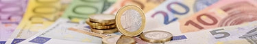 Euro-Münzen und -Scheine, Symbol für finanzielle Stabilität und Wachstum.