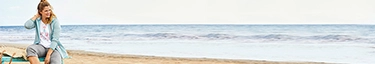 Frau am Strand in entspannter Sommermode, ideal für Freizeit und Erholung.
