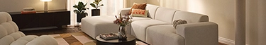 Elegantes Wohnzimmer mit stilvollem Sofa und moderner Dekoration, einladend und gemütlich.