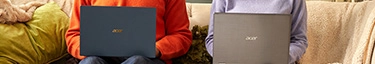 Zwei Personen arbeiten produktiv mit Acer-Laptops auf einem gemütlichen Sofa.