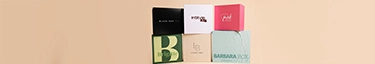 Vier lächelnde Frauen präsentieren stilvolle Produktboxen vor neutralem Hintergrund.