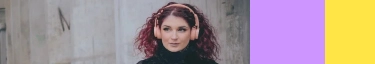 Frau mit Kopfhörern vor urbanem Hintergrund, stilvoll und modern.