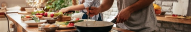 Kochen in stilvoller Küche: Frische Zutaten, kreative Zubereitung, einladende Atmosphäre.