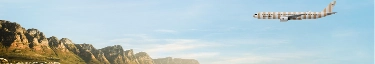 Flugzeug über malerischer Küstenlandschaft, ideal für Reiseabenteuer.