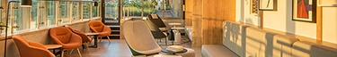 Moderne Lounge mit stilvollen Möbeln und einladendem Ambiente für kreative Meetings.
