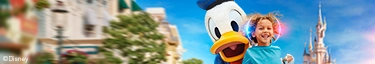 Fröhliches Kind mit Donald Duck im Disneyland, magisches Erlebnis.