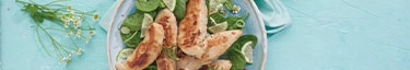 Frisches Hähnchenfilet auf Spinatsalat, perfekt für gesunde Ernährung.