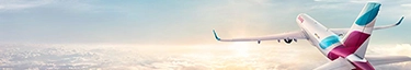 Flugzeug über den Wolken im Sonnenuntergang, Freiheit und Abenteuer erleben.