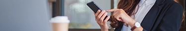 Geschäftsfrau am Smartphone, effizient und vernetzt im modernen Büro.