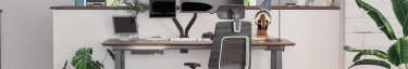 Moderner, ergonomischer Arbeitsplatz mit stilvollem Schreibtisch und High-Tech-Ausstattung.