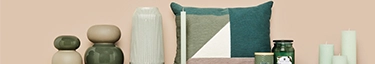 Moderne Deko: Elegante Vasen, Kissen und Kerzen in stilvollem Design.