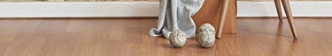 Moderner Holzboden in stilvollem Interieur, ideal für zeitgemäßes Wohnen.
