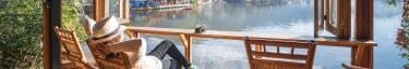 Entspannen am See: Genießen Sie die Ruhe und den Ausblick in stilvollem Ambiente.