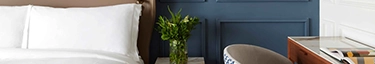 Elegantes Hotelzimmer mit stilvollem Dekor und frischen Blumen.