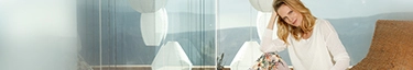 Moderne Frau in stilvoller Lounge-Atmosphäre, entspannt und elegant.