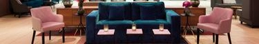 Elegante Hotellobby mit stilvollen Sitzmöbeln und einladendem Ambiente.