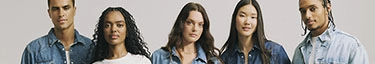 Moderne Mode: Fünf stilvolle Personen in Denim-Outfits vor neutralem Hintergrund.