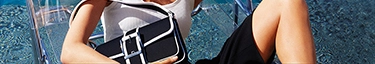 Luxuriöse Handtasche am Pool, stilvoll und modern für den Sommer.