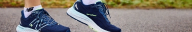 Moderne New Balance Laufschuhe auf Asphalt, ideal für sportliche Outdoor-Aktivitäten.