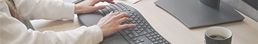 Moderne Büroarbeit: Ergonomische Tastatur und Monitor für effizientes Arbeiten.