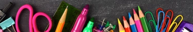Bunte Schreibwaren auf Schultafel - Kreativität und Lernen vereint. Perfekt für Schulbedarf!