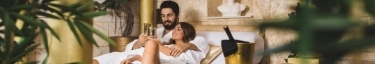 Luxuriöse Spa-Entspannung: Paar genießt Champagner im stilvollen Wellness-Ambiente.