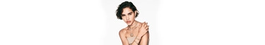 Elegante Frau mit luxuriösem Schmuck, stilvoll und modern präsentiert.