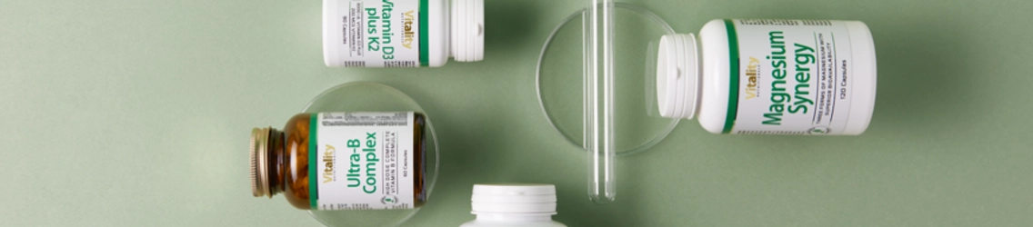 Vitality-Nahrungsergänzungsmittel auf grünem Hintergrund für optimale Gesundheit.