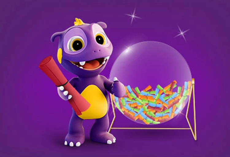 Lila Drache mit Losen vor Glückskugel auf violettem Hintergrund.